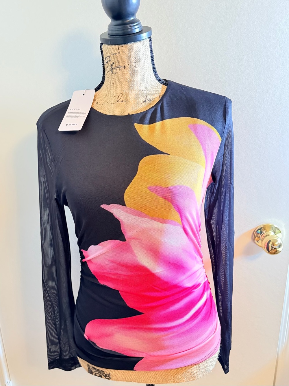 Women's Floral long sleeved Top size Medium NWT